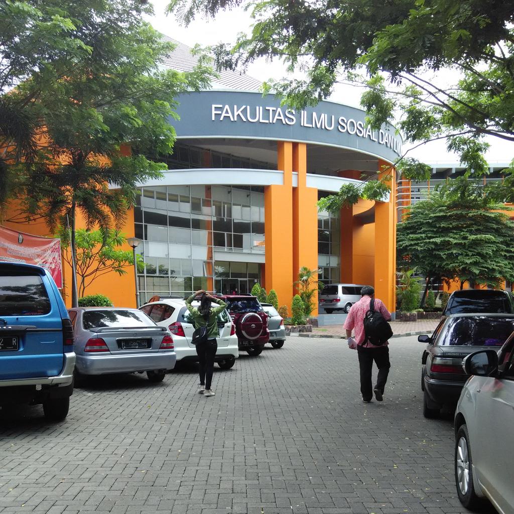 XiaomiIndonesia's tweet photo. catnya fresh banget :D RT @pranotoutomo: Kampus Unyu #FisipUndip #Redmi1S http://t.co/ZnhX3CHAvm