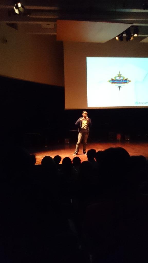 EXPLORE_2014's tweet photo. Pembicara inspiratif trkhr dari sesi pertama acara @EXPLORE_2014  ada sharing dri kak @maswaditya #EksplorasiTnpBatas http://t.co/0TujfITpXy