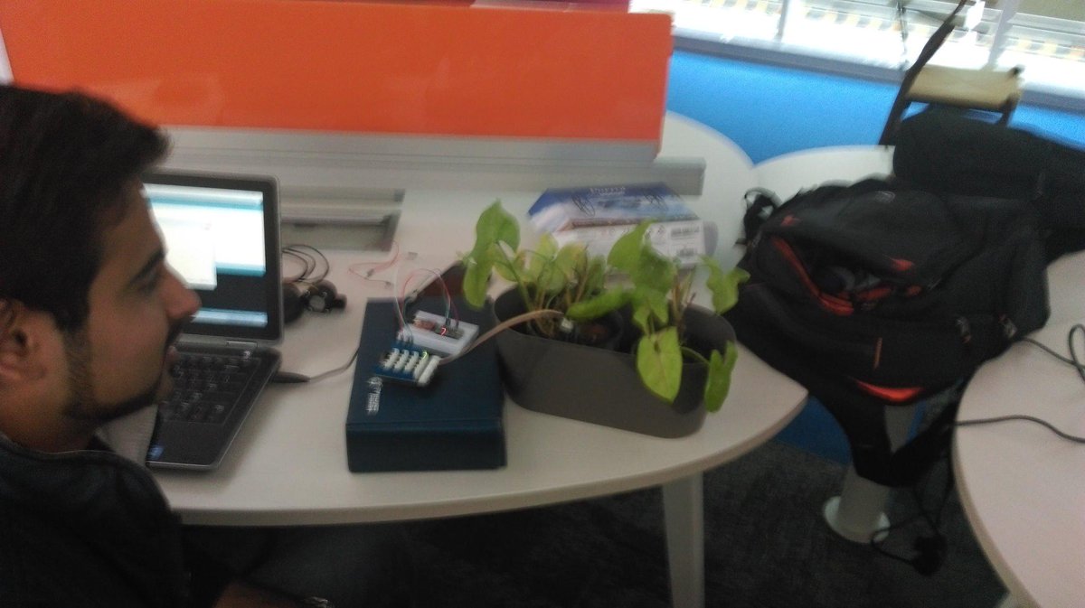 Santhosh_KC's tweet photo. .@edge_verve some more pictures of technology @ work at #EVHackathon http://t.co/N8dZxp3Gce