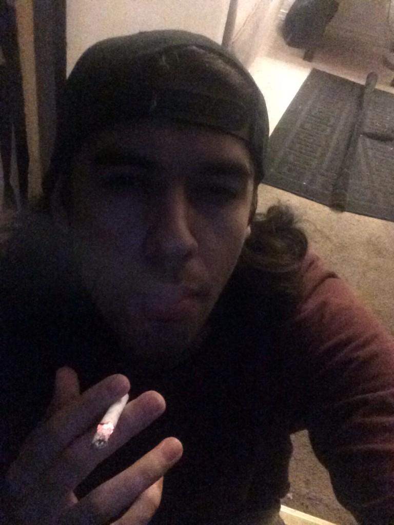 _FeeliT_'s tweet photo. @naaatc_ just look at me night life 🚬 http://t.co/kOD6LkhySy