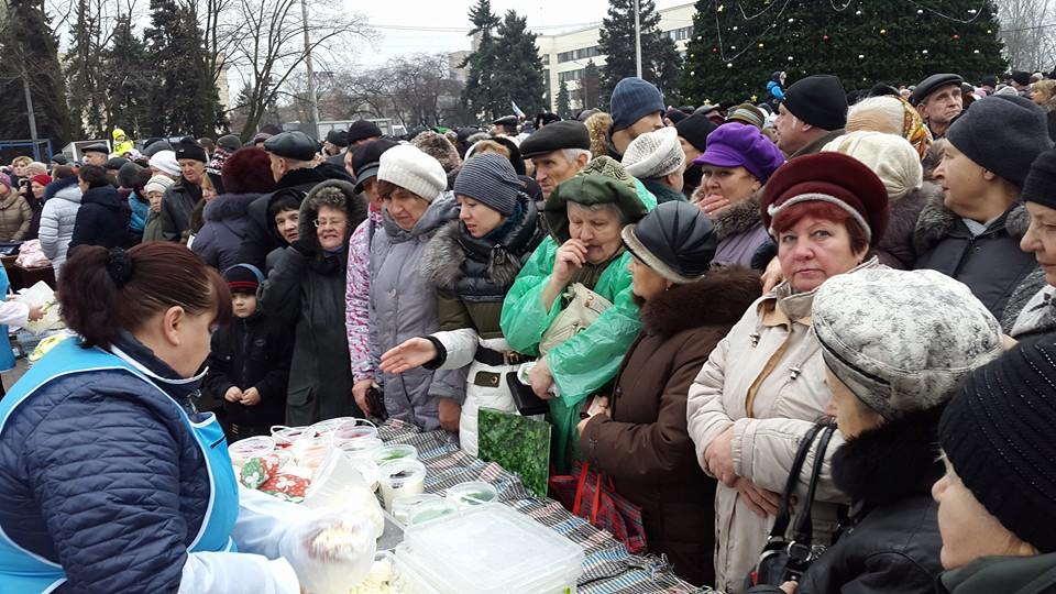 Донецк - 10 тысяч голодных или как провести массовый митинг! (фото) Донецк - 10 тысяч голодных или как провести массовый митинг! (фото)