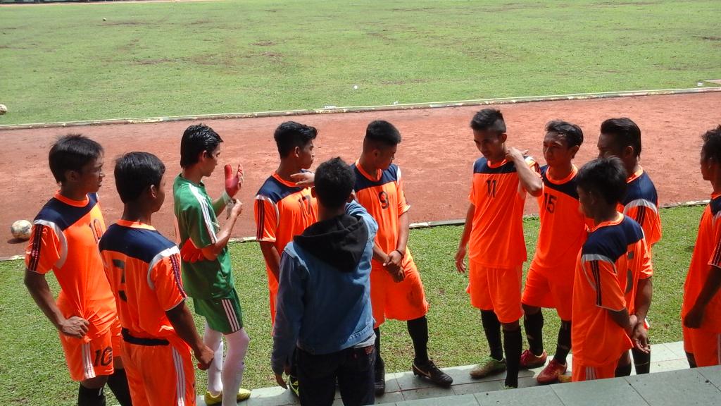 persebathebat's tweet photo. Instruksi coach @sodikinys di istirahat babak pertama #persib.u21.vs.persebat http://t.co/7zR80mbZvp