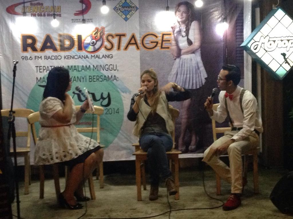 SonyMusicID's tweet photo. Seru sekali Radio Stage @RadioKencana "Tepatnya Malam Minggu Mari Bernyanyi" bersama @terrylize http://t.co/Vbblj4wadD