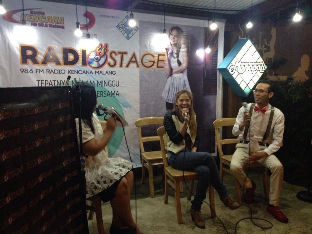 SonyMusicID's tweet photo. Seru sekali Radio Stage @RadioKencana "Tepatnya Malam Minggu Mari Bernyanyi" bersama @terrylize http://t.co/Vbblj4wadD