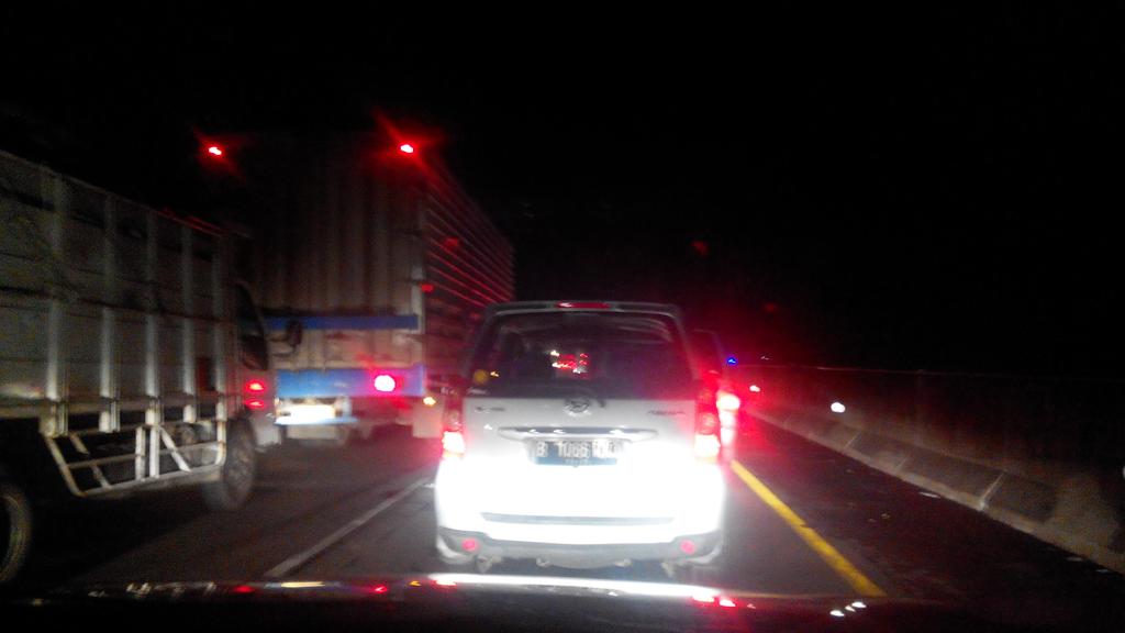 makinmantab's tweet photo. @lewatmana tol cikampek km 69 padat http://t.co/vUjSF8JQbE