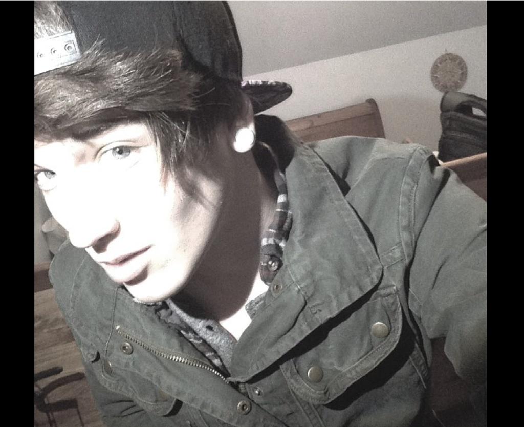 Goodmorning everybody Talk to me I'm so bored