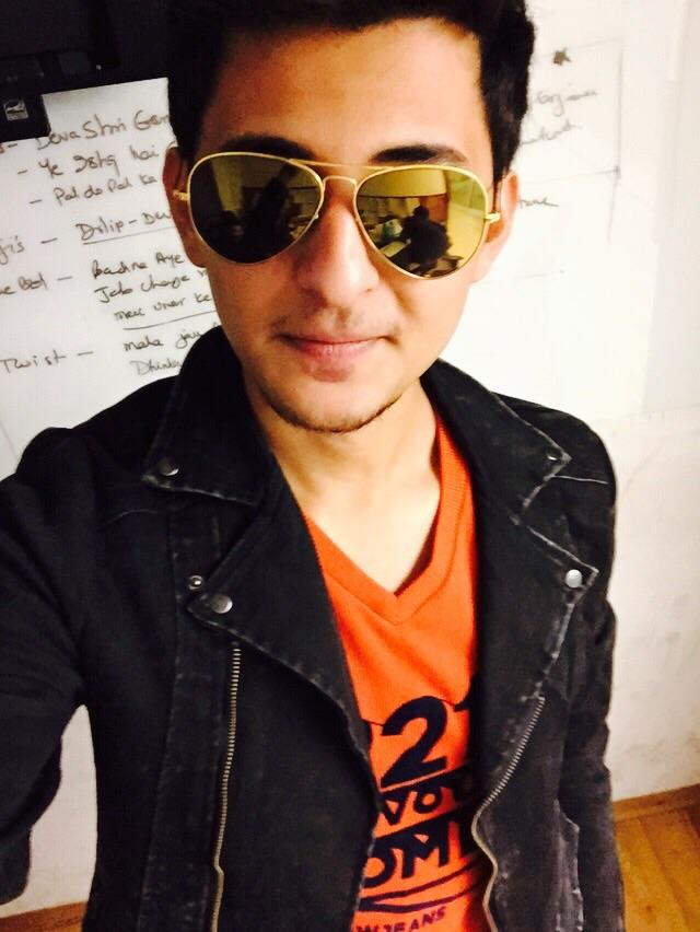 DarshanRavalDZ's tweet photo. Random Selfie... ill try to keep uploading as much i can for u all.. Love you guys. #SpreadLove http://t.co/Cu2aOkwgnB