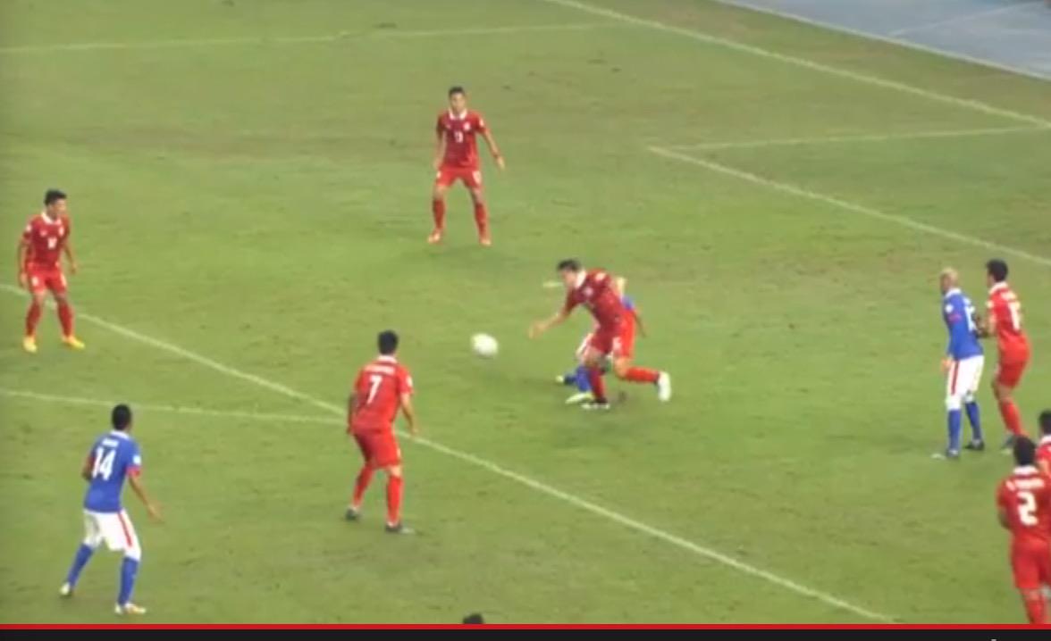 5' PENALTY Malaysia! #AFFSuzukiCup http://t.co/0pfAu92EQw