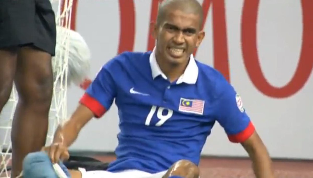 8' Azamuddin Akil is in some pain but gets treatment #AFFSuzukiCup http://t.co/H34gpUOS07