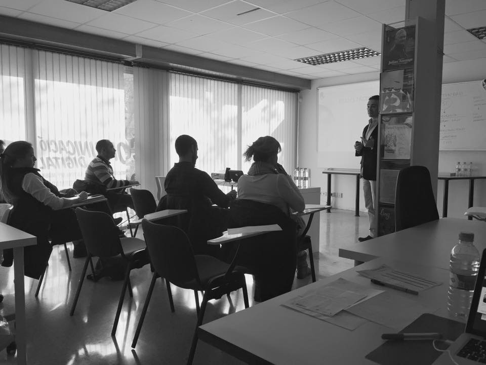 selvaorejon's tweet photo. En @onbranding en el curso de @DefensaVerbal y Persuasión con #AntonioCoque, un pedazo de CRACK http://t.co/3d8lhi1r6r