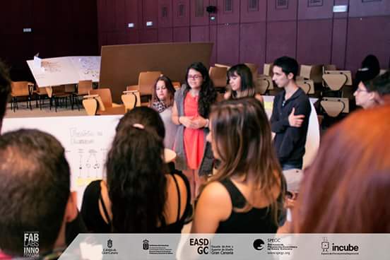 EASDGC's tweet photo. S5: Comunicación. Los alumnos de la @EASDGC exponiendo sus proyectos #innomakers #microretos @SPEGC @IncubeGC http://t.co/KUYS87uKrj