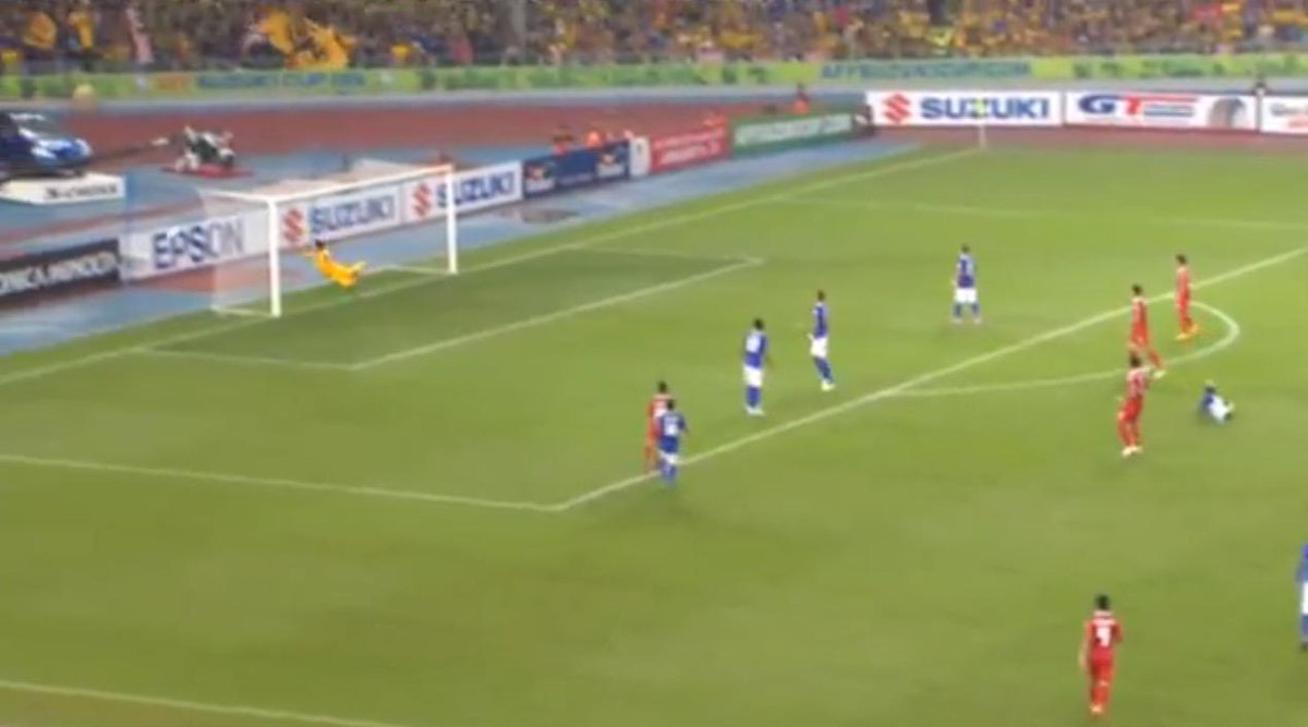 12' POST! What a stinging strike from Adisak and the Thai striker goes so close #AFFSuzukiCup http://t.co/gg80gagTue