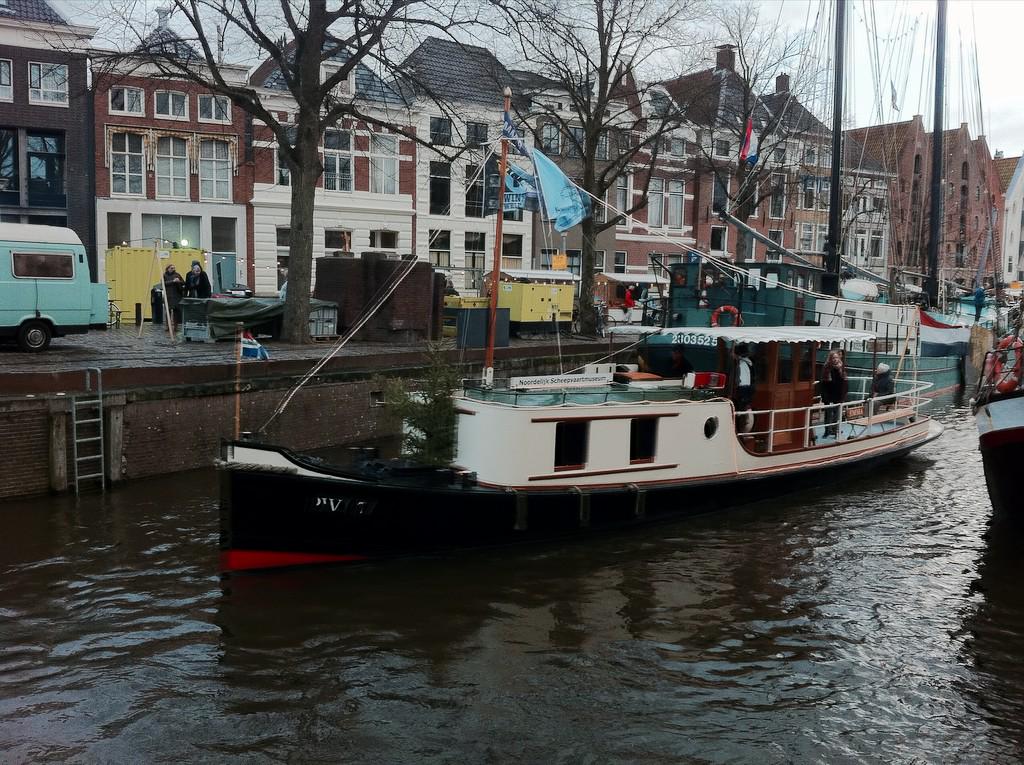De Emma maakt vanmiddag en morgenmiddag rondvaarten door de prachtige Groningse grachten! Opstappunt: Kleine der A :)