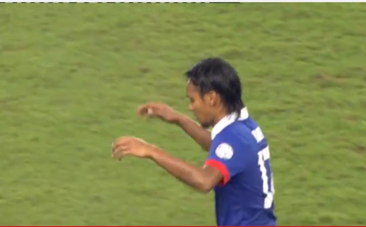 27' Amri with a late tackle earns Malaysia's second yellow card of the night http://t.co/1MtvoRziWG
