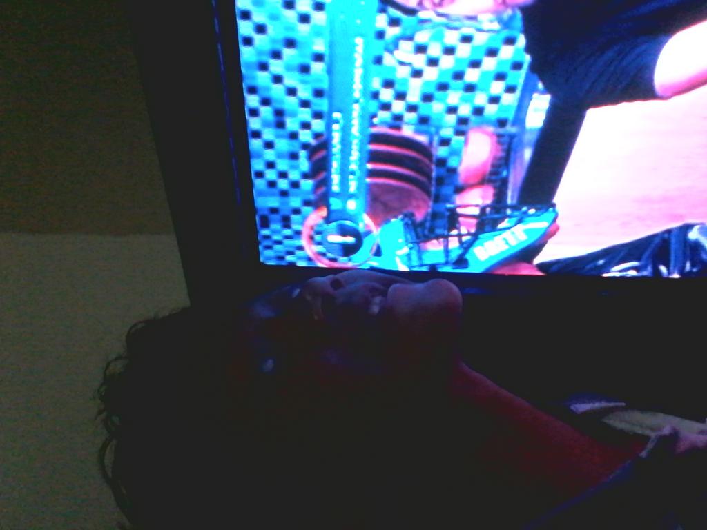 FaiqTarikh's tweet photo. #NETMILIUNER_2 @netmediatama Bintang lebaay bangeett .... sampe nyuruh Bastian pake bagituan buat nnton konse CLUE I http://t.co/POIX8fqkla