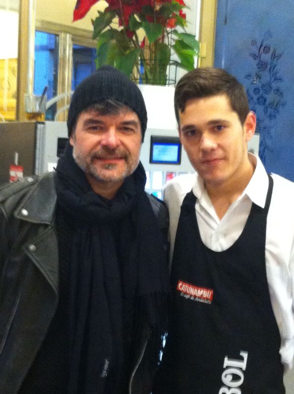 melodymorillas's tweet photo. Pues mira quien se paso por el "Café Fútbol" y quien lo atendió 😜😀 mmmm limong.... http://t.co/5uxwAeRjaa