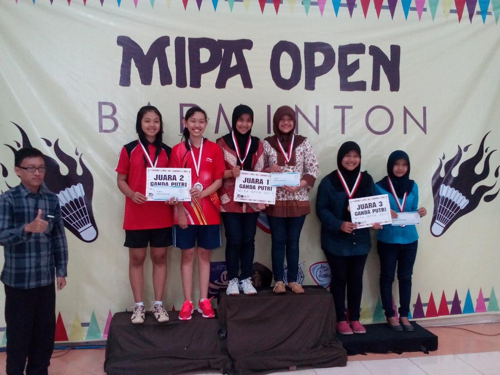 mipaopen2014's tweet photo. Para juara ganda putri. Juara 1 Yesa/sita stat'14, juara 2 meza/nike mat'14 dan juara 3 isti/afifah bio'13 http://t.co/geqOyR3nLm