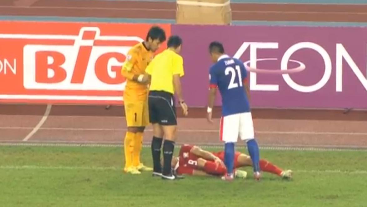 42' Play has been stopped with Adisak down for the moment #AFFSuzukiCup http://t.co/02VyHGqOu7