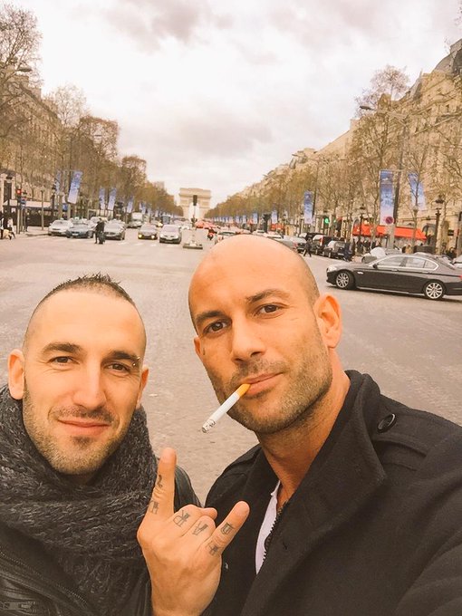 Tranquillou avec le poto ?
#ChampsElysées #Paris #Relax #Friends http://t.co/dLzgw8NRMO