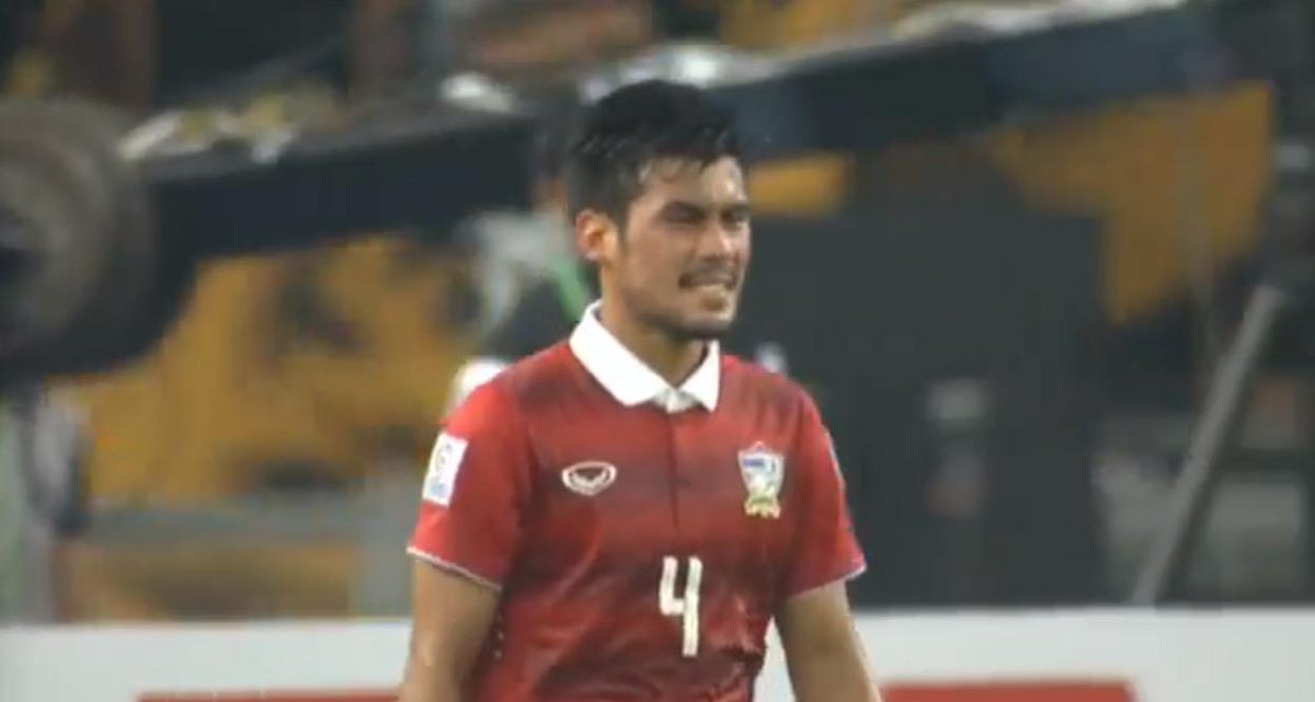 45' Kroekrit fires straight at Farizal and he is not happy with his effort #AFFSuzukiCup http://t.co/reGpMuwawr