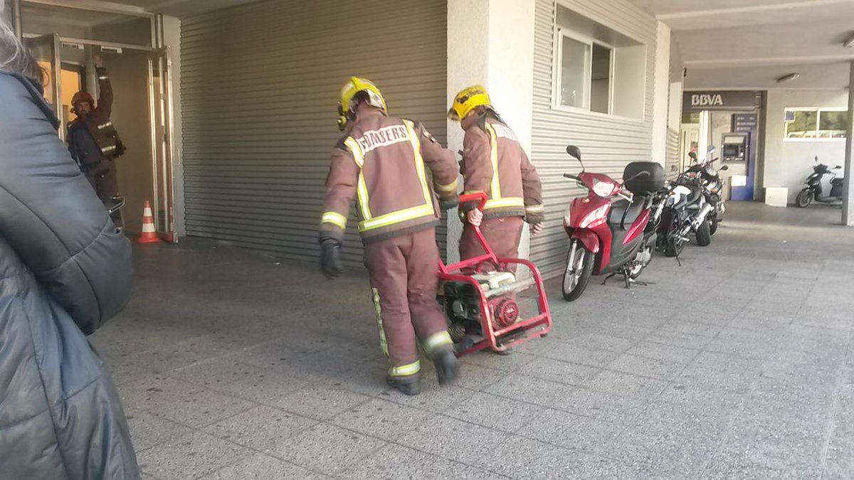 IDIBELL_TTO's tweet photo. Simulacro incendio en las dependencias de @idibell_cat Edifici de Recerca. http://t.co/ZHo6fM9BKq