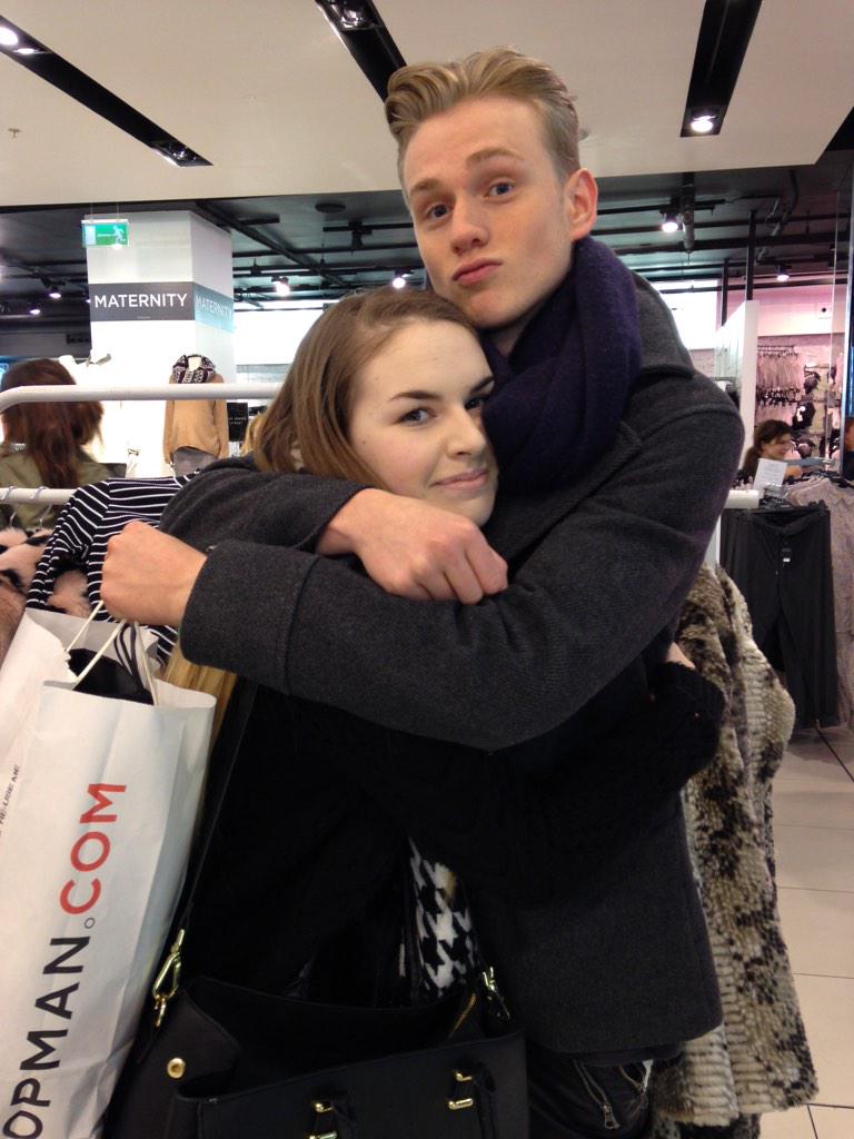 I JUST MET TRISTAN THANK U FOR YOUR LOVELY HUG + WISHING US HAPPY XMAS💓 <a href="/TheVampsTristan/">Tristan E</a>