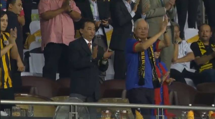 A good half of football from Malaysia in front of His excellency @NajibRazak Prime Minister of Malaysia #AFFSuzukiCup http://t.co/SrbucRqAXz