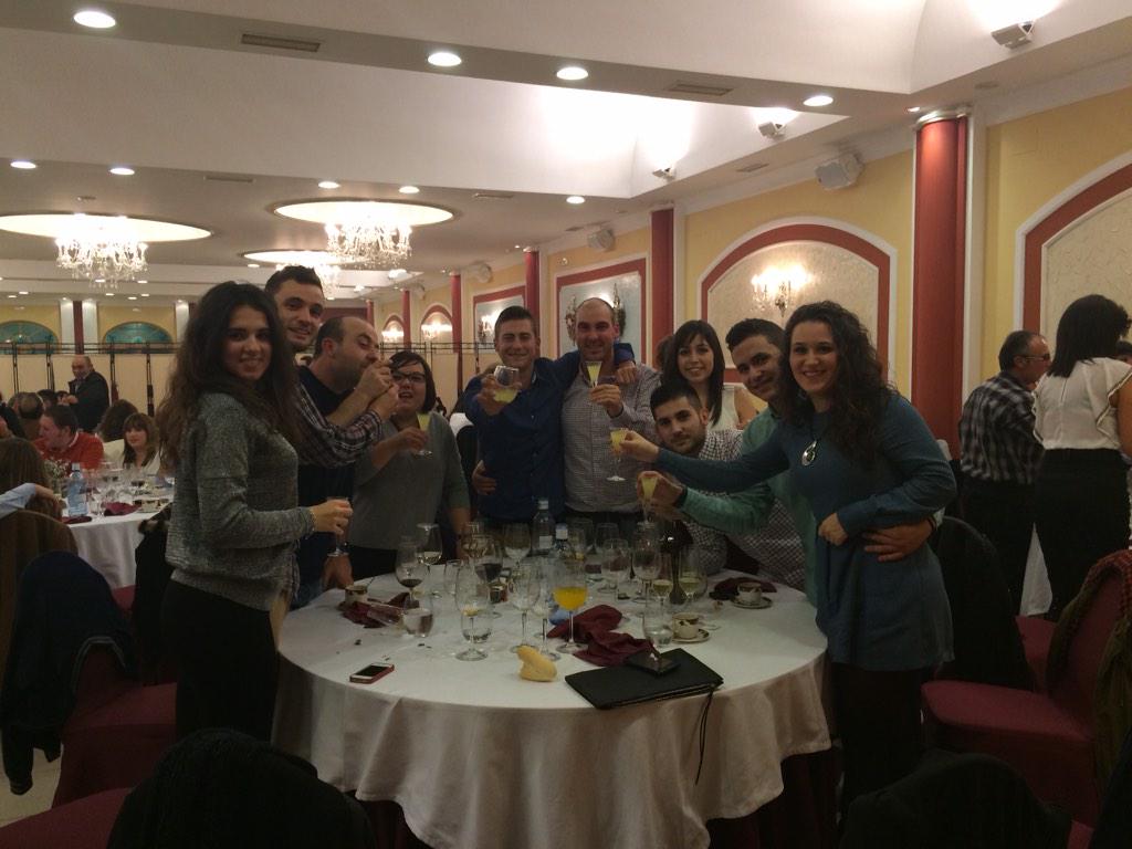 Kastro10's tweet photo. Viva la mesa del tomate aceite y ajo!!
@LauraaSS11 @GemaaMurilloo @victornieto22 
#cenaiberitos2014 http://t.co/SLJae1jGyr