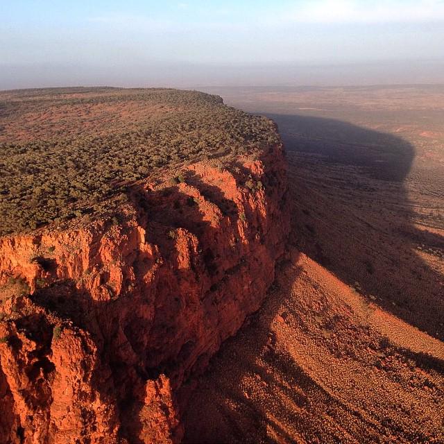 AusOutback_DE's tweet photo. #MountConner liegt 100km vom #Uluru entfernt. Oft wird er für den berühmten 'Rock' gehalten. Foto @theprecinctstudios http://t.co/044XOqS064
