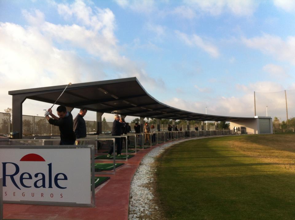 EscuelaGolfElx's tweet image. #SabadomañanerodeGolf Cada vez más cerca del Swing perfecto! #flyingballs #SaturdayGolf #cursosescuela #Elche