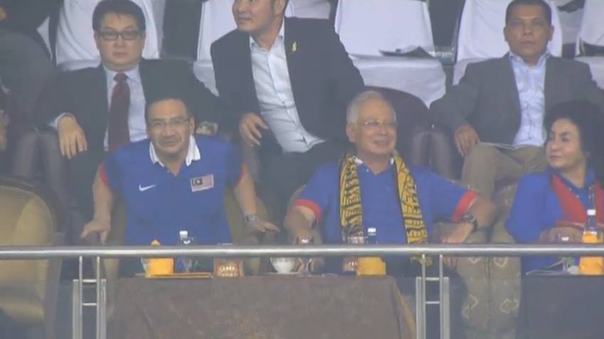 His Excellency @NajibRazak looks pleased with Safiq Rahim's excellent free kick #AFFSuzukiCup http://t.co/y8oXJ4IPTe