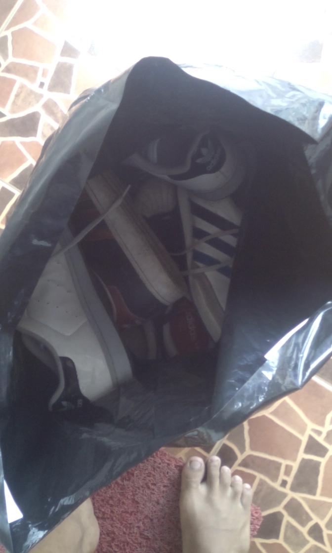 Lagi pulang kampung masih ada yg masukin sepatunya hihi
