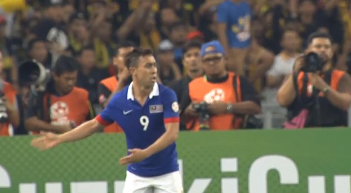 76' Norshahrul wasn't happy with the sideline call and earns a yellow card for his reaction #AFFSuzukiCup http://t.co/j0pc3PL9yb