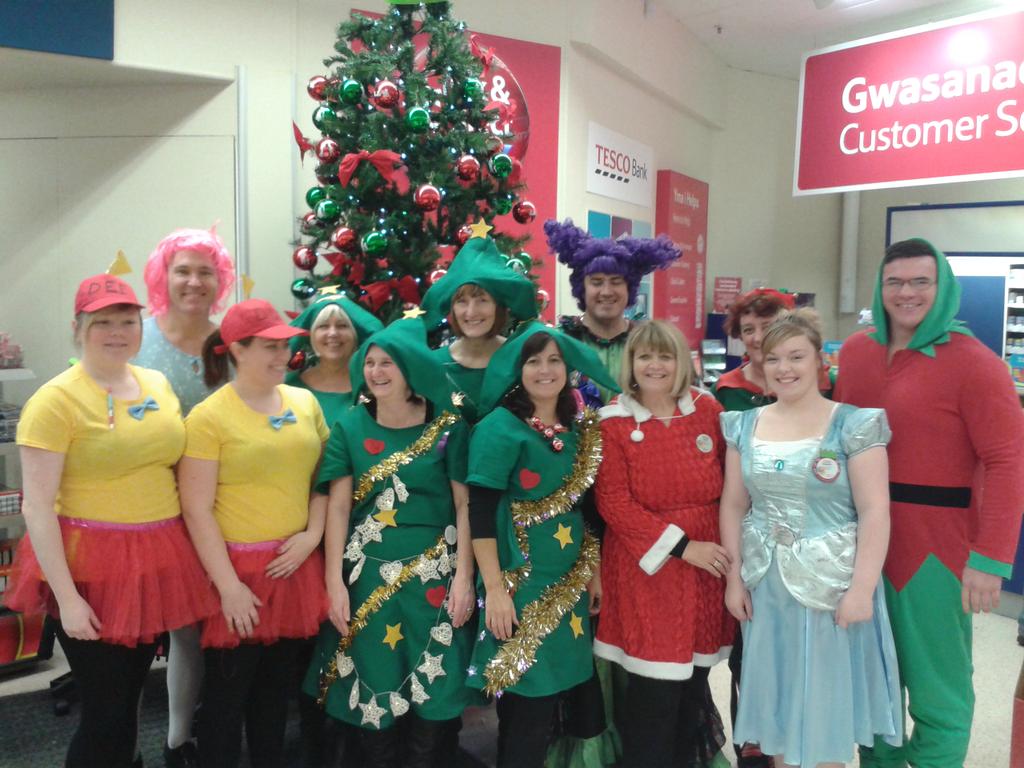 Daveypee1's tweet photo. Its the season to be jolly, at ebbw vale :-) @clivetesco @beng0805 @mandy74453414@verly61 @sarahchizz85@CerysRickwood http://t.co/6B3ebYsjJI