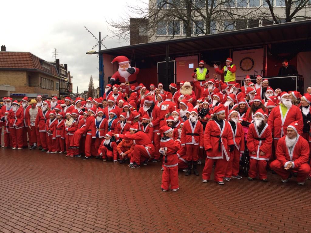 De #Santarun van #RCBrunssum Onderbanken is een groot succes, <a href="/RCLandgraaf/">RCLandgraaf</a> loopt uiteraard ook mee ...