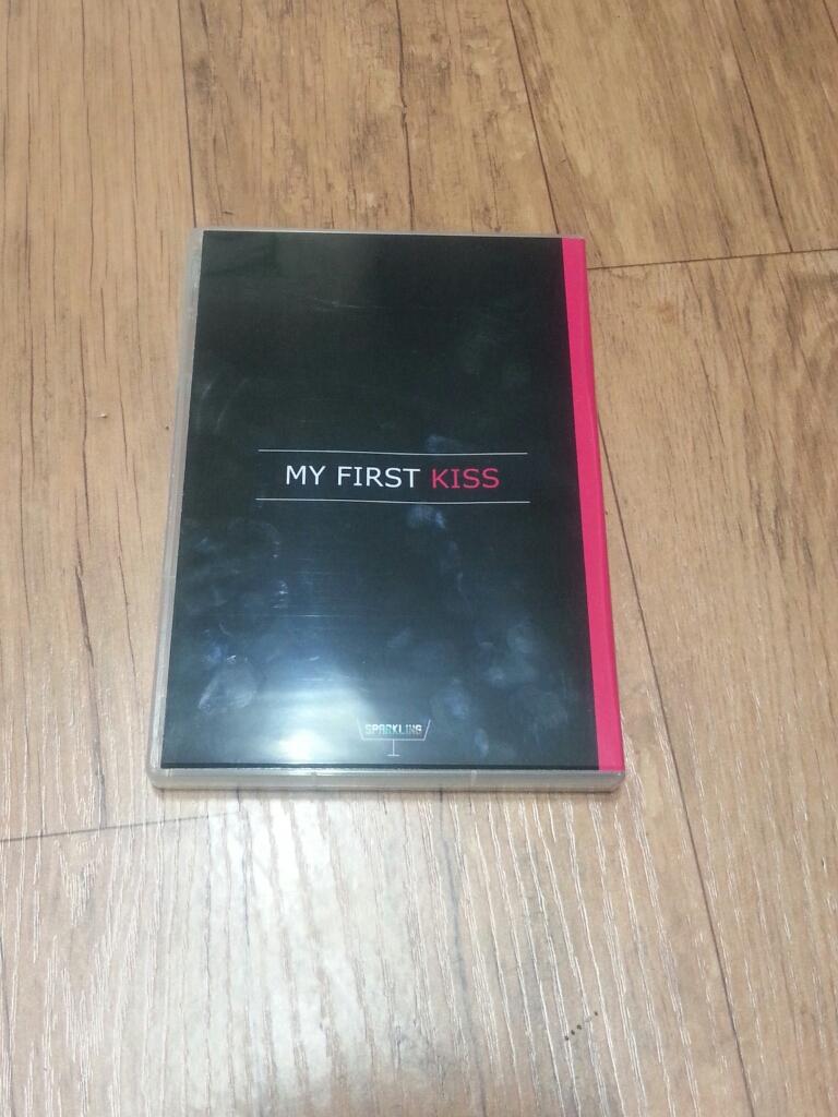 월요일로 예정되었던배송이 또 밀렸습니다..제작사의 착각으로 디자인의 오류가 발견되어 전부 반품후 재제작에 들어가기로했습니다.. 크리스마스 전까지 국내분들은 전부 받아보실수있게하고싶었는데 죄송합니다..