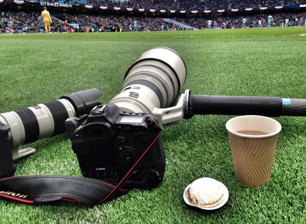 carlrecine's tweet photo. Settling down for a quiet second half with a mince pie and cup of tea, lovely #palaceattack #MCFCvCPFC http://t.co/MWJJO5Wy5r