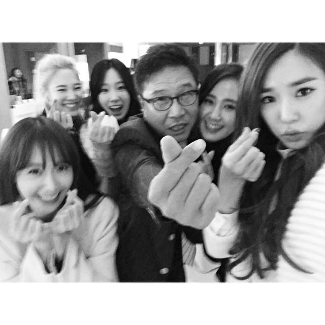 SMTown_SNSD's tweet photo. SNSD Selca with Lee Soo Man #2 http://t.co/XAwPWpo9vU