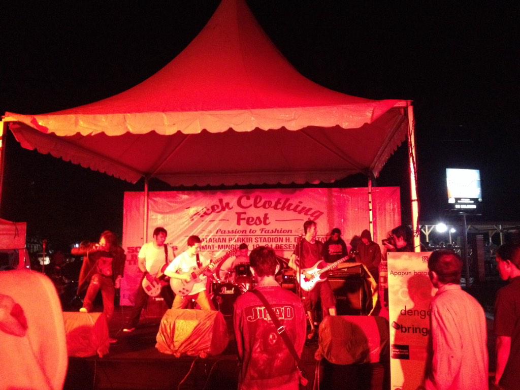 Yeahh \m/ "@LoftyStore_Aceh: <a href="/twommetal/">The Witch of Majesty</a> on stage <a href="/acehclothfam/">#AcehClothingFamilia</a> "