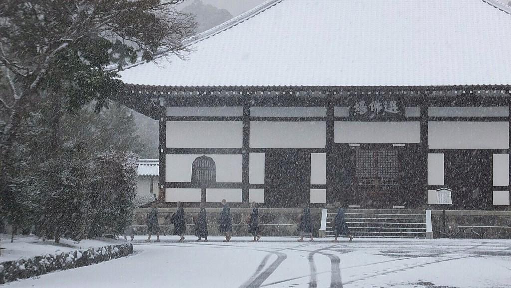 jinama7's tweet photo. 雪の中の托鉢はもーこりごりです。丁度良い感じに自分が映てる。 http://t.co/6xe9BRMyb0