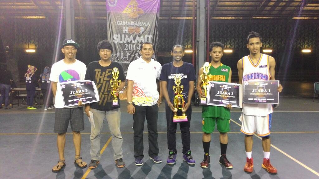 GunadarmaHS's tweet photo. Foto bersama ketiga pemenang untuk kategori univ putra bersama pak Teddy Oswari :)) #GHSFinal http://t.co/8HJFwM0URo