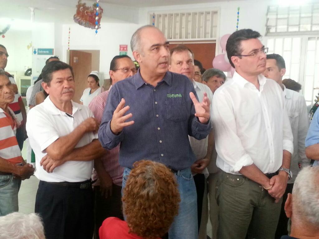 noticucuta's tweet photo. @DonamarisRPL: El ministro de salud escucha atento a la comunidad de loma de Bolivar http://t.co/brqkduxTZX
CÚCUTA ESPERA SOLUCIONES