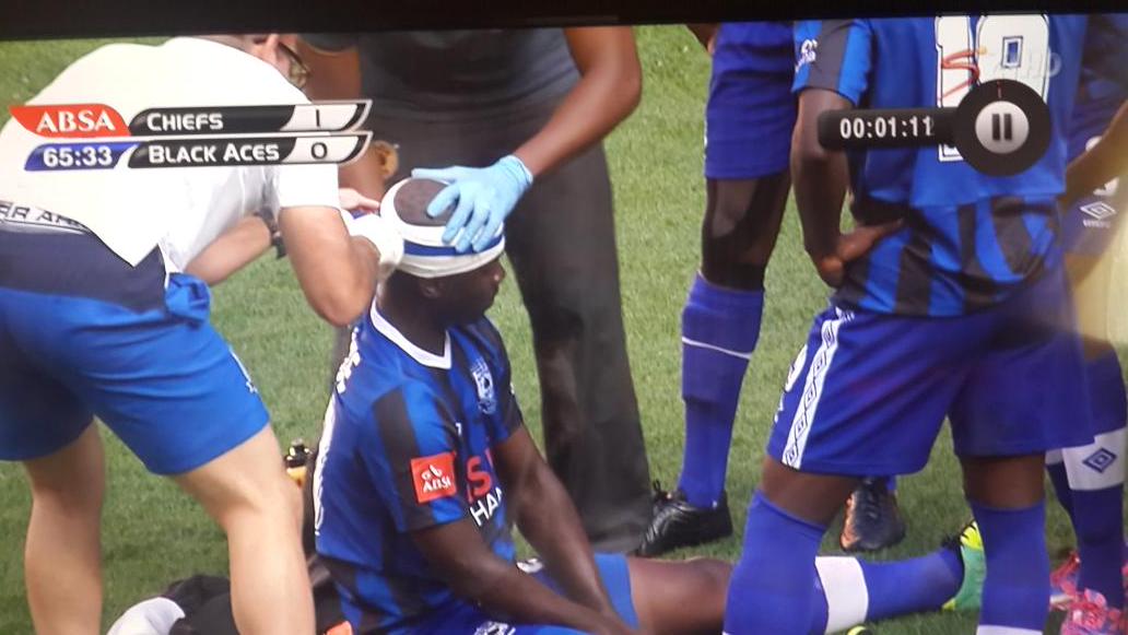 LoratoTshenkeng's tweet photo. ...and Fifa FairPlay Award goes to @Kaizer_Chiefs (see #Khosi4Life medic helping Aces player - Gumede) @Amakhosi_Fans http://t.co/OZ8b8ftLUT