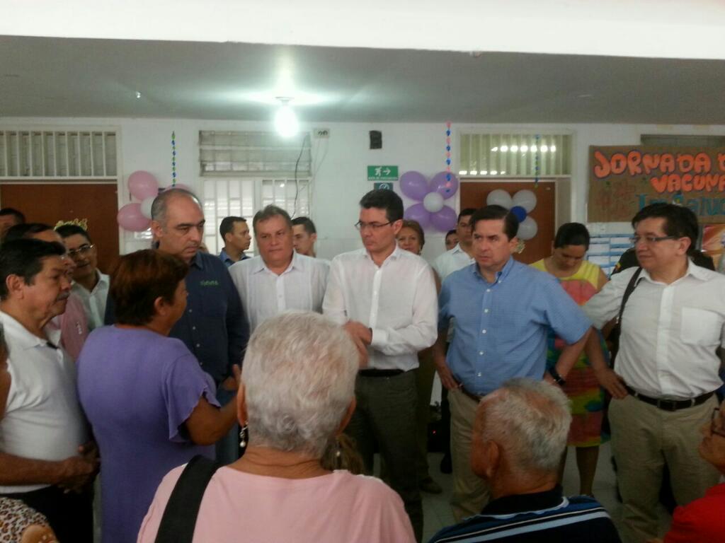 noticucuta's tweet photo. @DonamarisRPL: El ministro de salud escucha atento a la comunidad de loma de Bolivar http://t.co/brqkduxTZX
CÚCUTA ESPERA SOLUCIONES