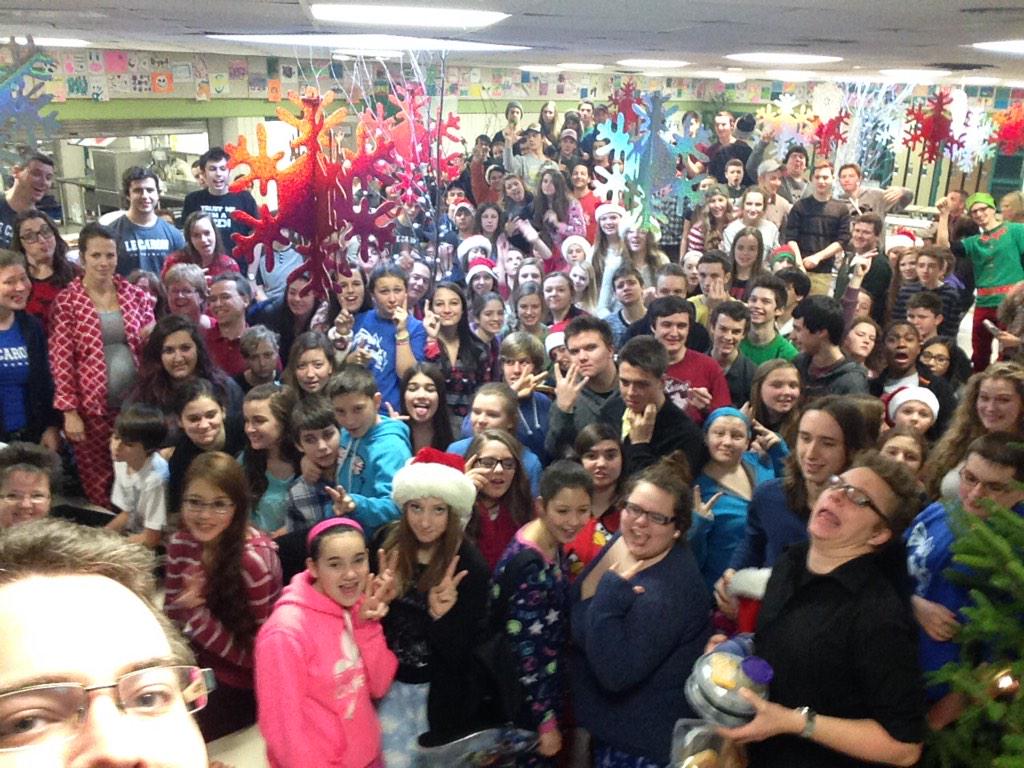 Bazinetal's tweet photo. @ESLeCaron un beau "selfy" du temps des fête après notre déjeuner annuelle de Noël,merci à tout le monde @CSViamonde http://t.co/VjxQ8iUJoA