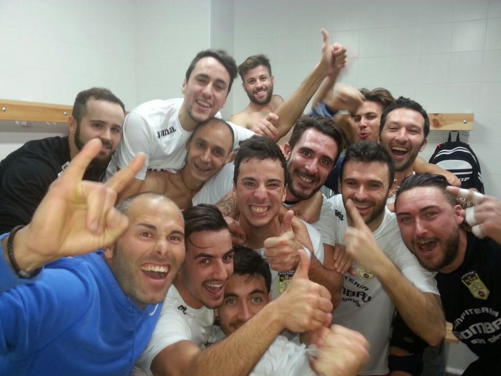 gombausangines's tweet photo. Celebrando la gran victoria en el vestuario !! Muy buena equipo http://t.co/gZ61mb8Quy
