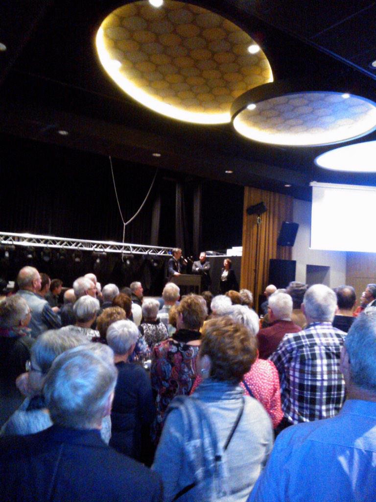 lucienpeeters's tweet photo. Mooi woorde @HansGilissen opening @MFCLeunen "DE BAANK" dankzij SAMENwerken @dorpleunen @Venray @limburg #Zelfsturing http://t.co/YUC8xhMwS7