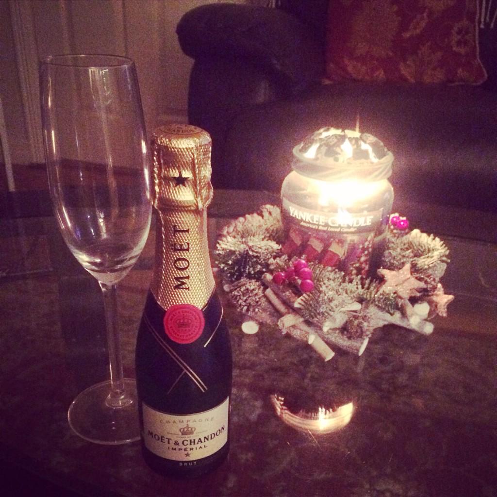 annaforde's tweet photo. Mini Moët treat❤️👌 http://t.co/aUuahJijr0