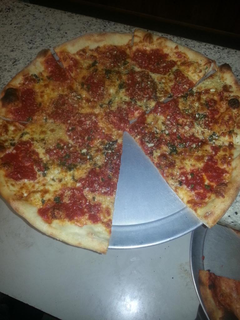 ConcaDoro_Sag's tweet photo. Look what just came out of the oven! #grandmapizza http://t.co/kSf5gWl3zS