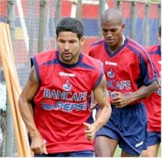 PasionRojaGT's tweet photo. Porq se contagien de la Garra y Amor x #MUNICIPAL de German Ruano.. uds defensores @CJimenez_6 @hamilton_03 #Titiman http://t.co/w3fPd22wKN